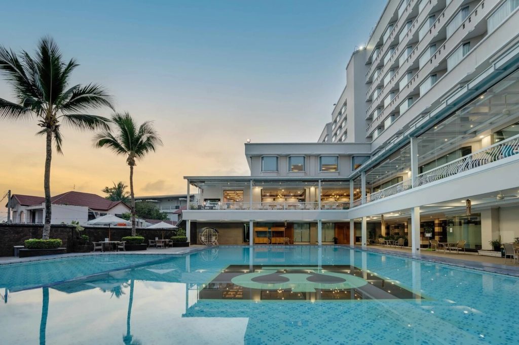 hotel dekat bandara - kolam renang hotel pangeran pekanbaru riau