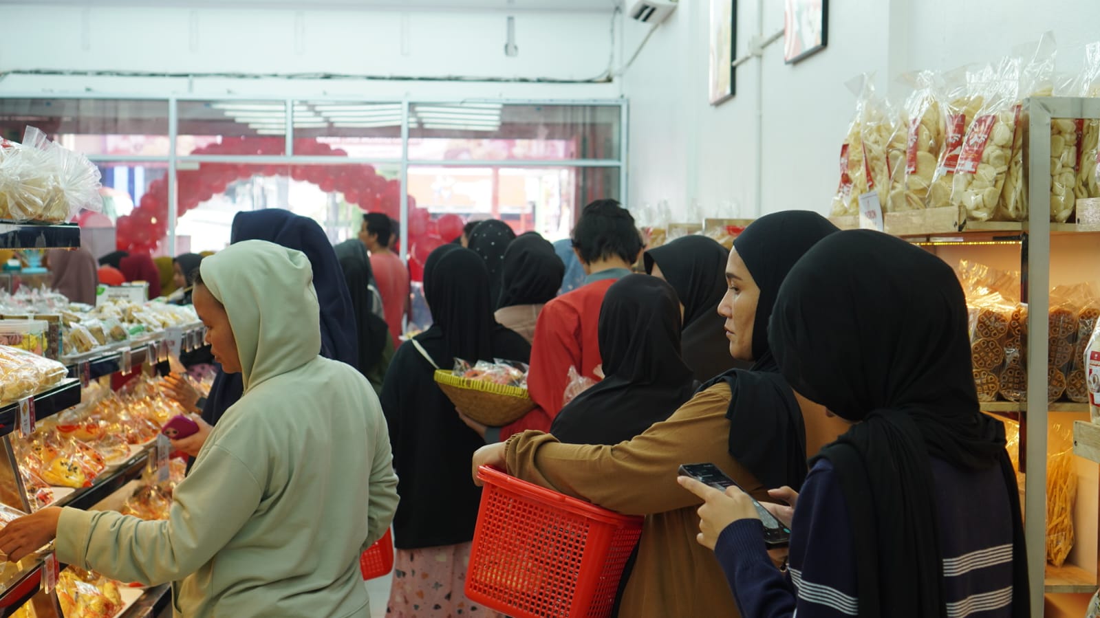 Grand opening Rotte Hangtuah di Pekanbaru hadirkan promo spesial, sembako murah bersama BSI, dan layanan kesehatan gratis RSIA Annisa.