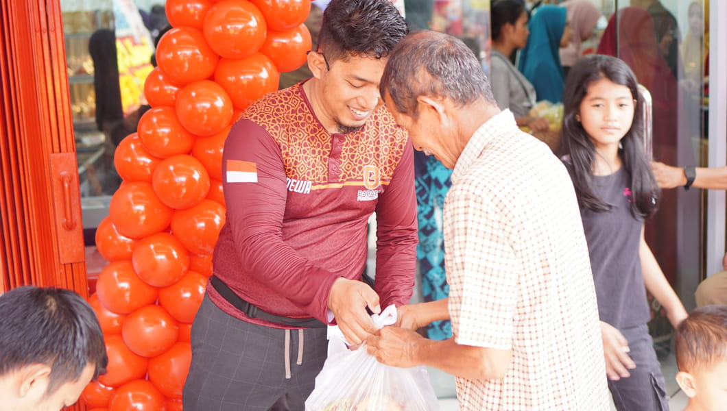 Grand Opening Rotte Kualu menghadirkan promo spesial, cek kesehatan gratis, dan pembagian sembako bersama mitra untuk masyarakat.