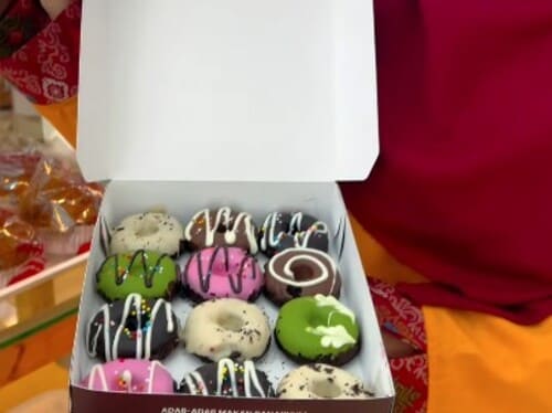 Sedang mencari oleh-oleh? Temukan rekomendasi produk favorit di Rotte Bakery seperti Donat Bakar Coklat, Donat Rotte, Fudgy Brownies, Bolu, dan Pandan Chiffon Layer yang cocok untuk keluarga dan sahabat.