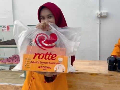 Sedang mencari oleh-oleh? Temukan rekomendasi produk favorit di Rotte Bakery seperti Donat Bakar Coklat, Donat Rotte, Fudgy Brownies, Bolu, dan Pandan Chiffon Layer yang cocok untuk keluarga dan sahabat.